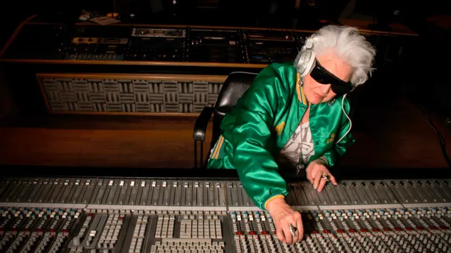 Docu over de opmerkelijke Ruth Flowers, die op 70-jarige leeftijd besloot een eenvoudig leven als pensionaris op te geven om een DJ-sensatie te worden. Tot haar overlijden in 2014 was ze een fenomeen.