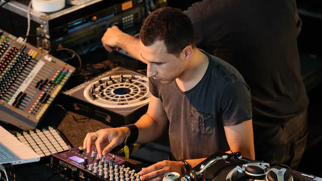 Donato Dozzy & Neel (live) op Awakenings