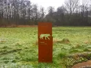 Op de plek waar de eerste foto werd gemaakt van de wolf staat nu een wolfmonument.