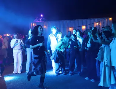 Jet van der Steen danst met publiek