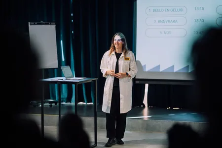 Abel Enklaar leidt de presentaties in