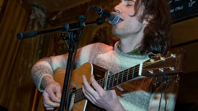 Marten gaat voortvarend van start, afwisselend ingetogen en met de duivel op de hielen.