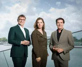 de presentatoren van Buitenhof Joost Vullings, Maaike Schoon en Twan Huys