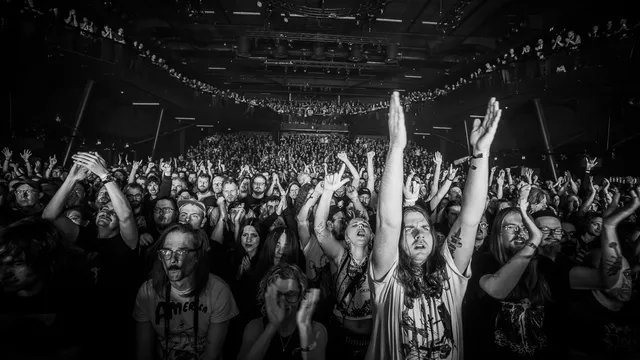 Volle zaal met juichende mensen