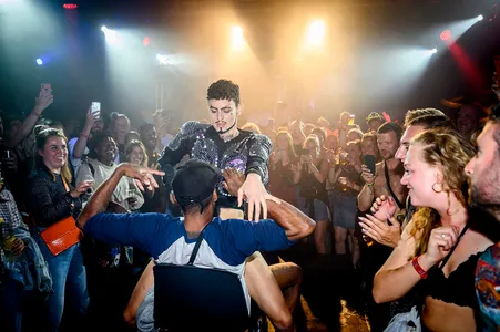 Een bezoeker krijgt een lapdance in de Adonis op Lowlands 2019