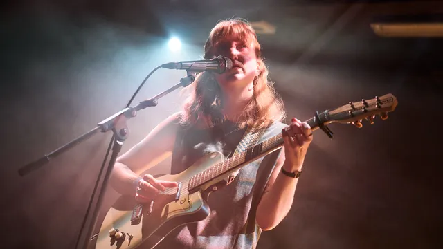 Esther de Jong speelt gitaar