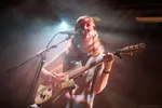 Esther de Jong speelt gitaar