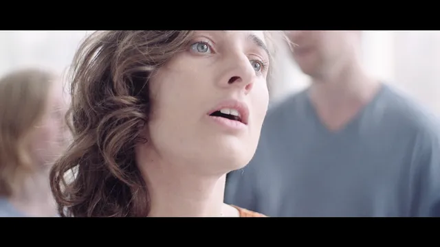 Still uit de video van 'Spell'