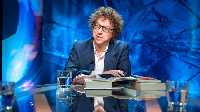 Presentator Arnon Grunberg bij de opname van Het filosofisch kwintet tijdens de Nacht van de Filosofie