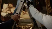 Still uit de film waarin een ladder voor een beroemd schilderij staat.