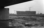 31 Oktober 1967
AMSTERDAM: In de Bijlmermeer wordt op het ogenblik hard gewerkt om zo spoedig mogelijk de eerste bewoners van dit nieuwe stadsdeel van Amsterdam onderdak te kunnen verschaffen. Op de foto een van de blokken huizen waarvan verwacht wordt dat ze medio augustus van het volgend jaar bewoond kunnen worden.