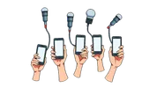 Vijf smartphones met verschillende microfoons gericht op een spreker buiten beeld