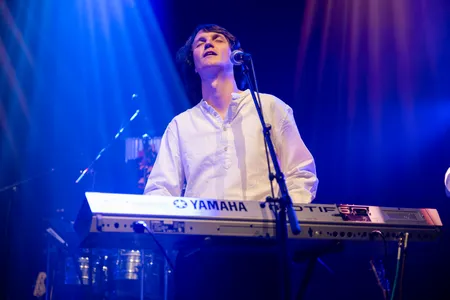 Toetsenist Damiaan van Antje Krook geniet zichtbaar tijdens het optreden in de Nobel in Leiden