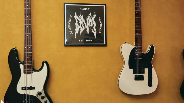 Logo Dronechov Noise Machines met twee gitaren