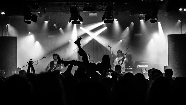 Crowdsurfing in Vera