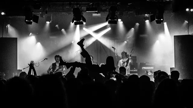 Crowdsurfing in Vera