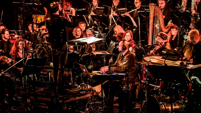 Henrik Schwarz en Metropole Orkest in Melkweg