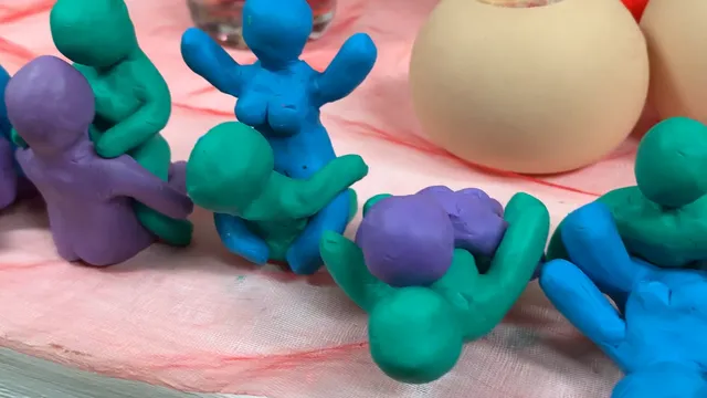 gekleide poppetjes in verschillende standjes.