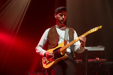 Gitarist Sam van de band Antje Krook tijdens een optreden in de Nobel in Leiden