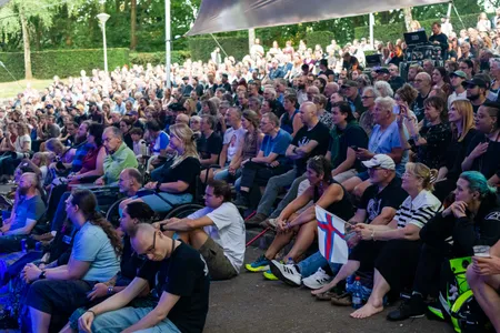 Publiek bij Eivør in het Openluchttheater De Goffert