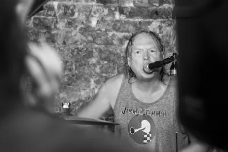 Band speelt op het podium tijdens een concert in Groningen vera