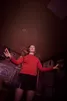 Julia Jacklin van onderen gefotografeerd in de pub