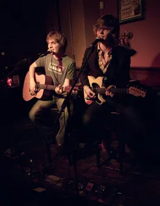 Deze jongens hebben het wel leuk samen