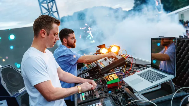 Bicep heeft een flinke tafel apparatuur mee voor hun liveset