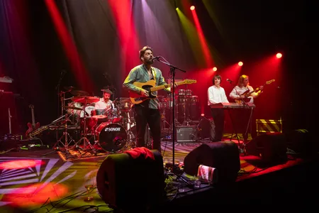 Optredende band Antje Krook in de concertzaal van de Nobel in Leiden