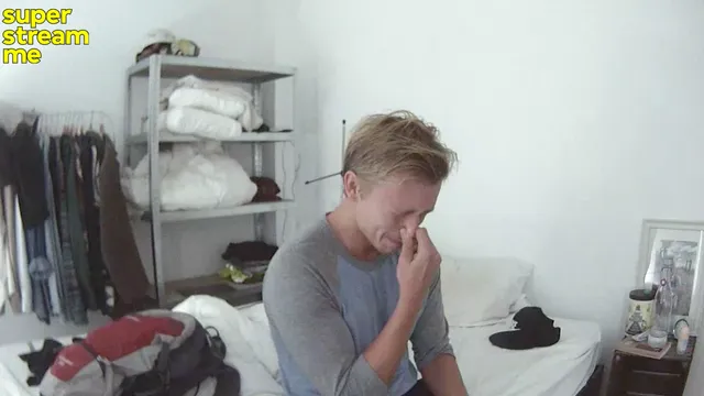 Nicolaas voelt zich afgewezen als hij niet bij een interview tussen Tim en een journalist mag zijn.