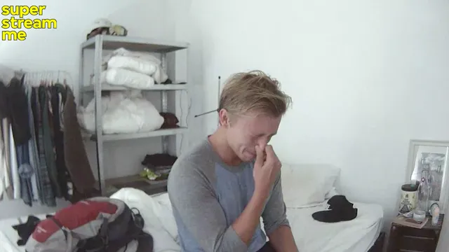 Nicolaas voelt zich afgewezen als hij niet bij een interview tussen Tim en een journalist mag zijn.