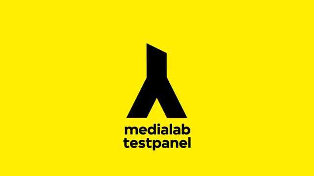 Het logo van Medialab Testpanel op een gele achtergrond