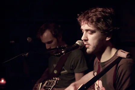 Caulfield brengt ook nieuw werk en covers met verve ten gehore