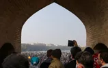 Iraniërs in de stad Isfahan gaan op 19 november 2021 de straat op om hun woede te uiten over de droogte die ruim een week aanhoudt