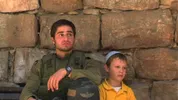 Israëlische soldaat en joodse jongen in 'Kolonisten van Hebron'
