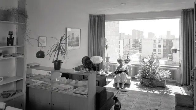 Interieur van een experimentele flat aan, vermoedelijk, de Pernambucodreef te Utrecht: woonkamer, 1974.