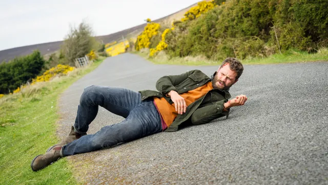 Elliot (JAMIE DORNAN)