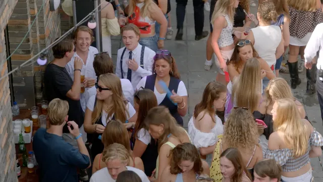 Dansende studenten van studentenvereniging Vindicat