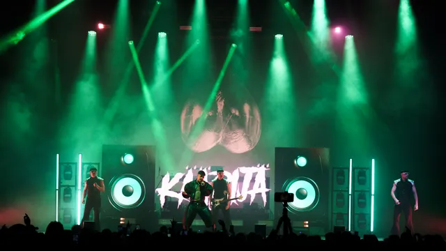 Het podium van Poppodium 013 in Tilburg met Käärijä.