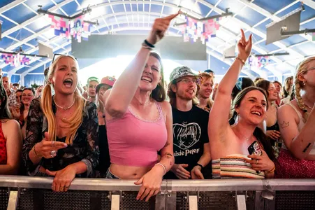 Maisie Peters fans op het Tent Stage tijdens Pinkpop 2023