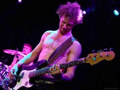 De bassist van Asbest