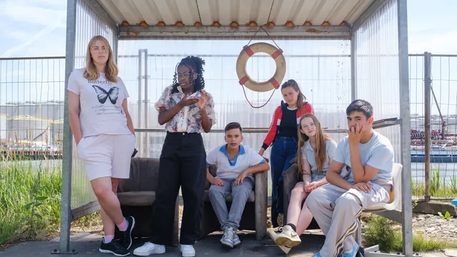 De kinderen uit de podcast kijken naar de camera
