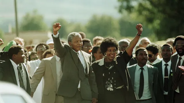 Nelson Mandela met Winnie Mandela bij zijn vrijlating uit de Victor Vester-gevangenis in Kaapstad, Zuid-Afrika - februari 1990