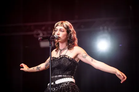 Sophie Straat in de India tijdens Lowlands 2023