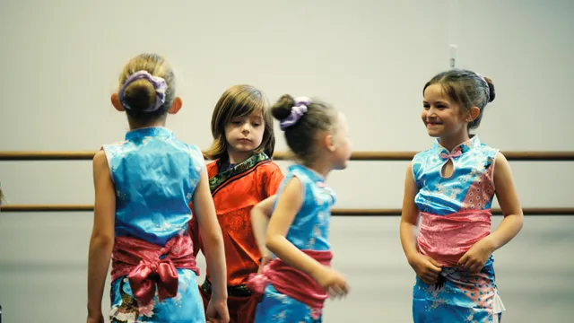 Sasha (in het rood) in Petite Fille.
