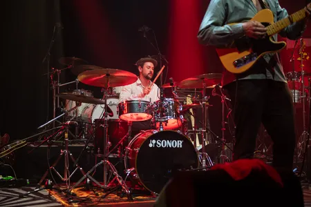 Drummer Antonio van de band Antje Krook in actie tijdens een optreden in de Nobel in Leiden