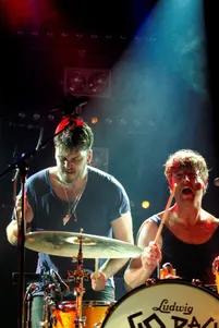 De jonge meisjes in het publiek bij Go Back to the Zoo vullen de tent met tropische hitte en hoge gilletjes.