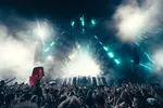 Na 10 een minuten durende ‘love, peace and happiness’ speech van de vaste Ultra MC begint Garrix aan zijn show, die op zijn zachtst gezegd impressive is. Dit is mijn eerste echte EDM ervaring, we staan in de loopgraaf midden in het publiek en worden onderworpen aan een flink LED licht geweld.