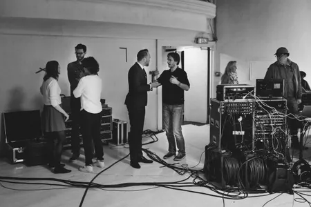 Hier zijn slimme mensen met veel kabels en apparatuur in de weer tijdens de opnames