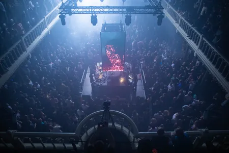 Sfeer op STOOR van Speedy J in Paradiso tijdens ADE 2021